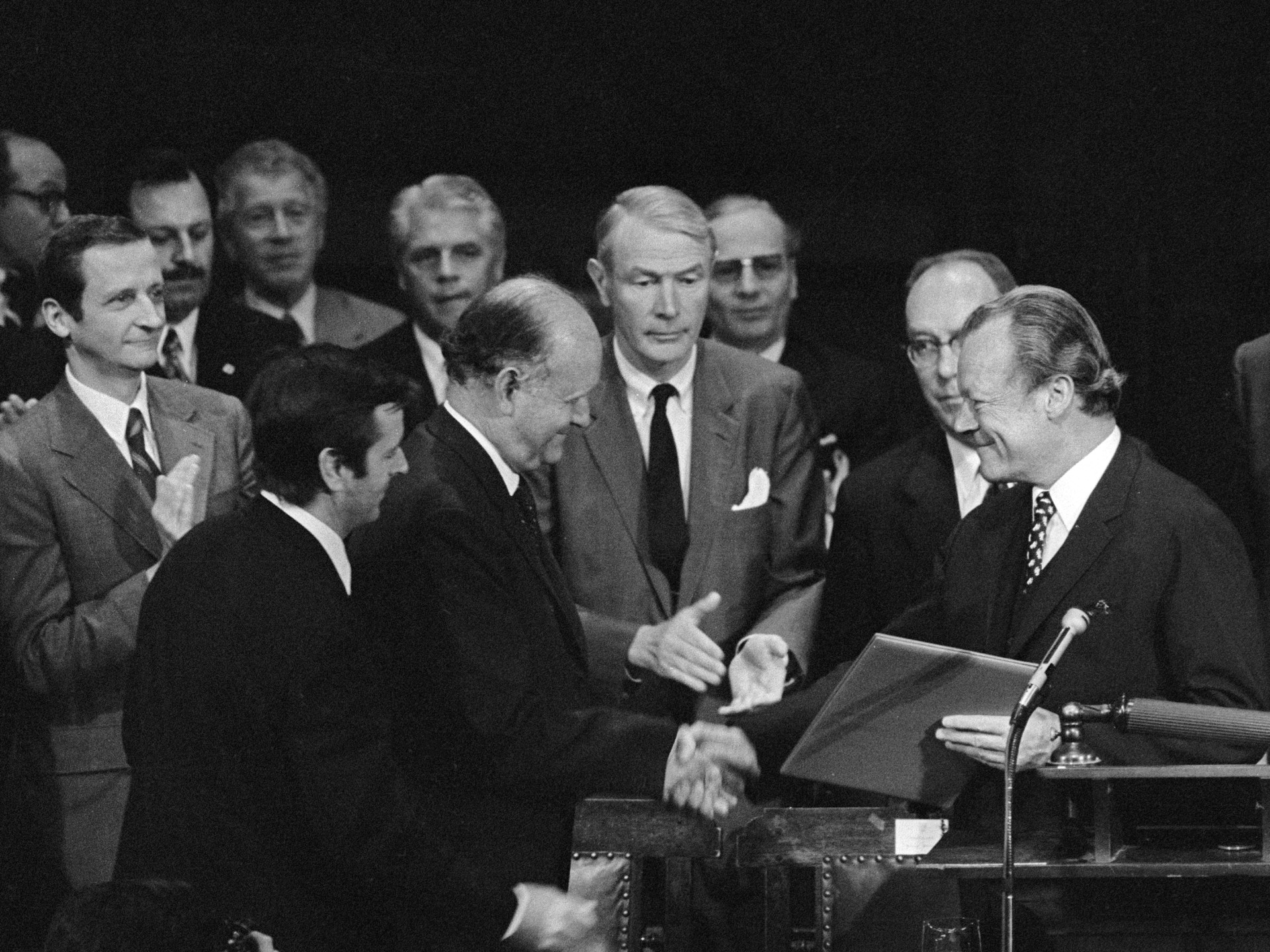 Bundeskanzler Willy Brandt nach einer Rede in Harvard übergibt das Geschenk der Bundesregierung an die USA