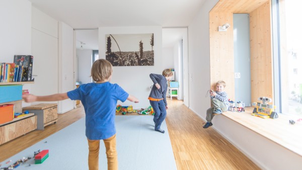 Die Spieldiele im Achtfamilienhaus ist das Herz jeder Wohnung