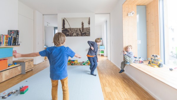 Die Spieldiele im Achtfamilienhaus ist das Herz jeder Wohnung