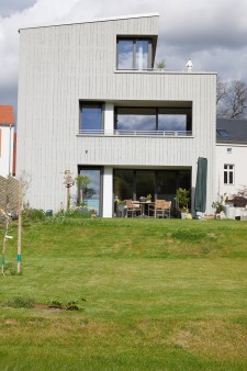 Blick vom Garten auf den Neubau