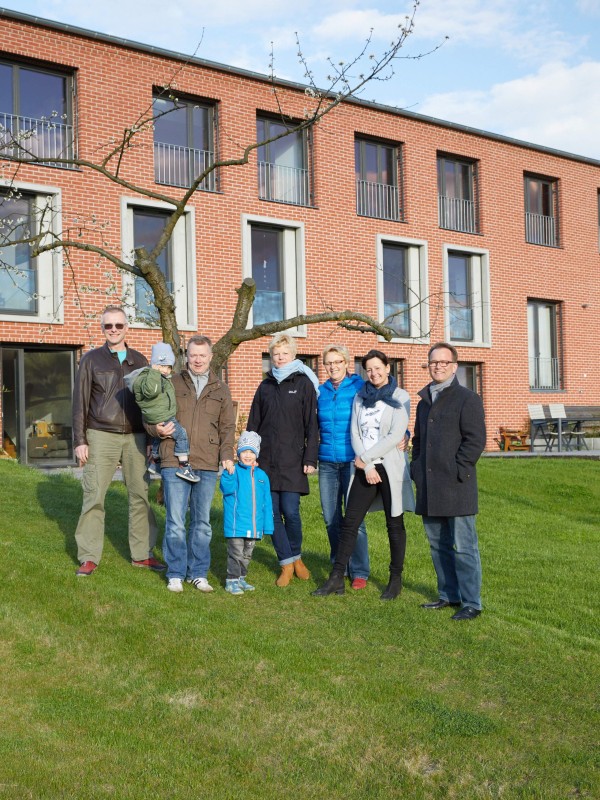 Gruppenfoto mit den Preisträgern, im Hintergrund die Rückseite der Scheune