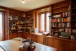 Arbeitszimmer im restaurierten Haus mit vollen Bücherregalen
