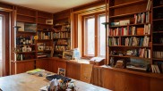 Arbeitszimmer im restaurierten Haus mit vollen Bücherregalen