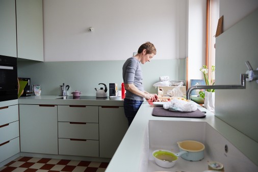 Bauherrin Karin Ickler schneidet Obst in ihrer Küche