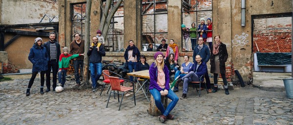 Gruppenbild der Eigentümer im Innenhof vor Ruine