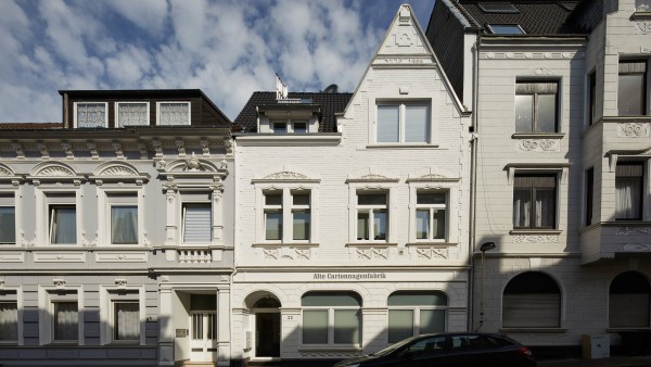 Spitz kalkuliert: Auch zur Straße wird gewohnt