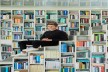 Jurek Brüggen vor Bücherwand