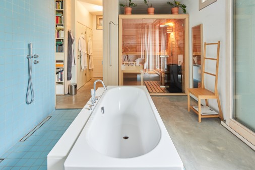 unter der Treppe eine kleines Bad mit Wanne, zwei Becken und Sauna.