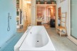 unter der Treppe eine kleines Bad mit Wanne, zwei Becken und Sauna.