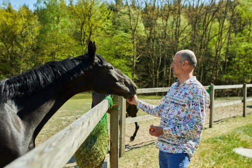 Jochen Ferrara, Bauherr und Architekt, mit einem der vielen tierischen Mitbewohner