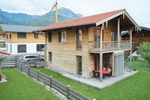 Das Haus von Anja Aicher mit geflämmtem Holz