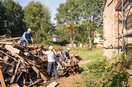 Holzreste vor der Villa im Simmertal