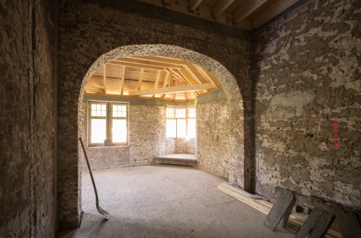 Rundbogen auf der Baustelle in der Villa im Simmertal