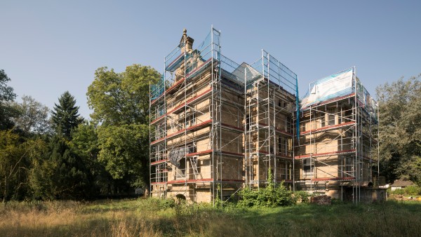 Die Villa im Simmertal mit Baugerüst