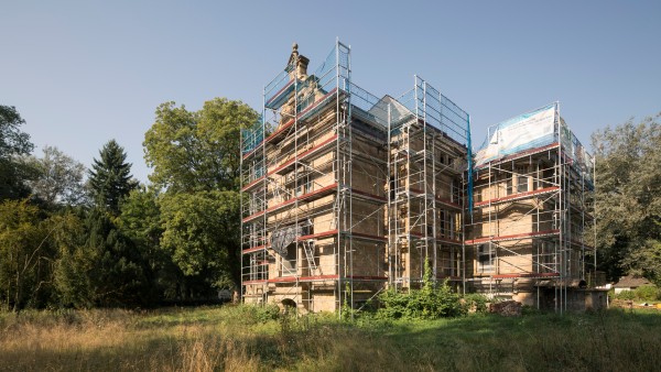 Die Villa im Simmertal mit Baugerüst