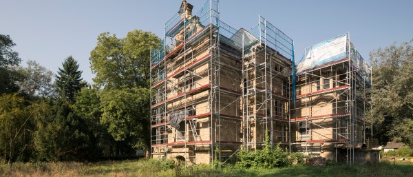 Die Villa im Simmertal mit Baugerüst