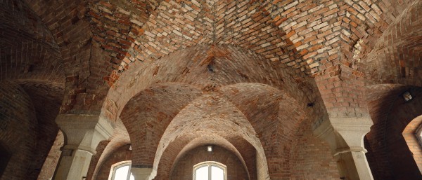 Arch in the former barracks of Olawa