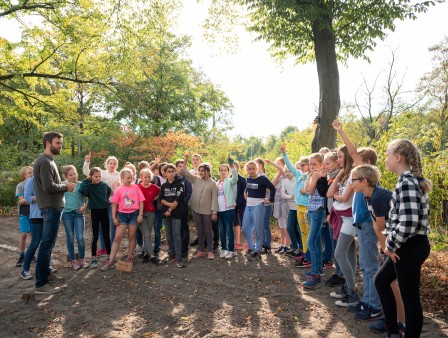 Ackerdemia legt mit Schulkindern Gemüsebeete an