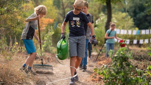 Ackerdemia legt mit Schulkindern Gemüsebeete an