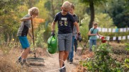 Ackerdemia legt mit Schulkindern Gemüsebeete an