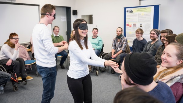 Seminarteilnehmer mit Augenbinden