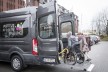 Rollstuhlfahrer wird mittels Heberampe in einen Transporter gehoben