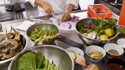 Schüsseln mit exotischem Gemüse und Gewürzen in der philippinischen Kochschule