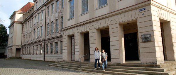 Außenansicht Schulgebäude und Portal