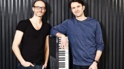 Florian Plenge und Stepan Schulz, zwischen ihnen ein Keyboard, auf das sich Schulz stützt