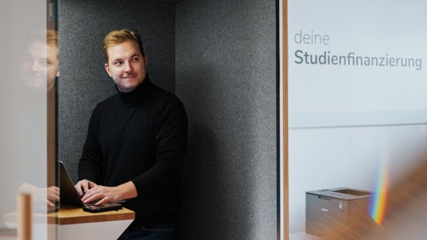 Bastian Krautwald, founder/CEO of the company deineStudienfinanzierung in the telephone booth