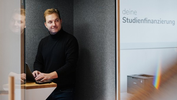 Bastian Krautwald, founder/CEO of the company deineStudienfinanzierung in the telephone booth