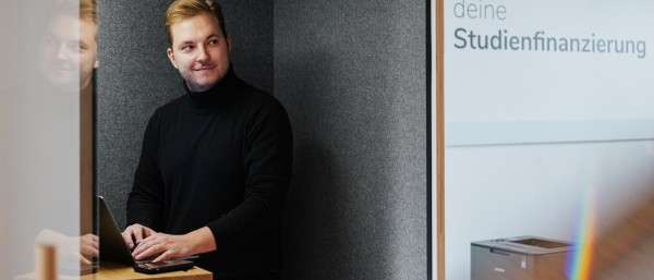 Bastian Krautwald, founder/CEO of the company deineStudienfinanzierung in the telephone booth