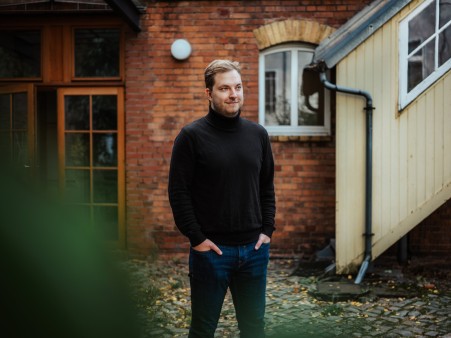 Bastian Krautwald, CEO of the company deineStudienfinanzierung, in the courtyard in front of the offices