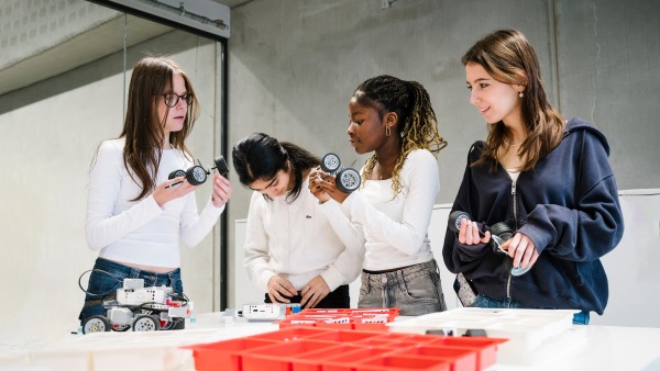 Schüler arbeiten an ihren Projekten in der Robotic-Werkstatt