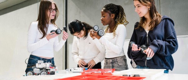 Schüler arbeiten an ihren Projekten in der Robotic-Werkstatt