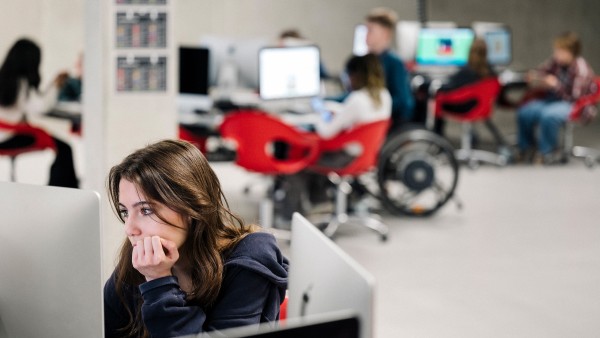 Eine Schülerin arbeitet an einem Rechner