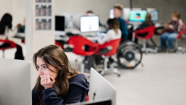 Eine Schülerin arbeitet an einem Rechner