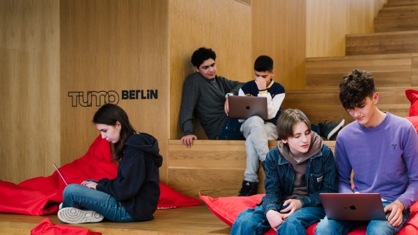 Jugendliche in einem Sitzbereich im Tumo-Zentrum in Berlin