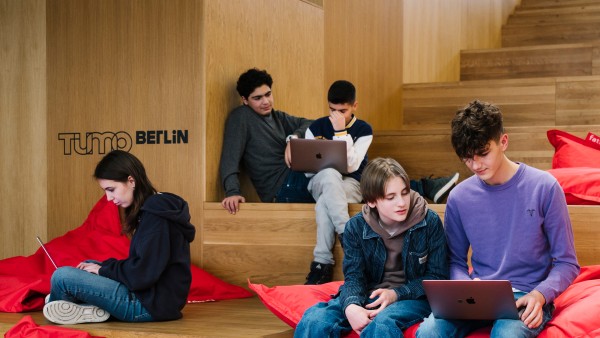 Jugendliche in einem Sitzbereich im Tumo-Zentrum in Berlin