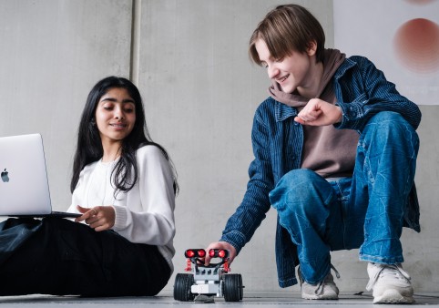 Two teenagers at the Tumo-center in Berlin