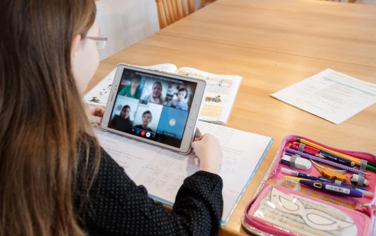 Schülerin Siri Eichhorn beim Homeschooling während des Corona Lockdown in Ulm