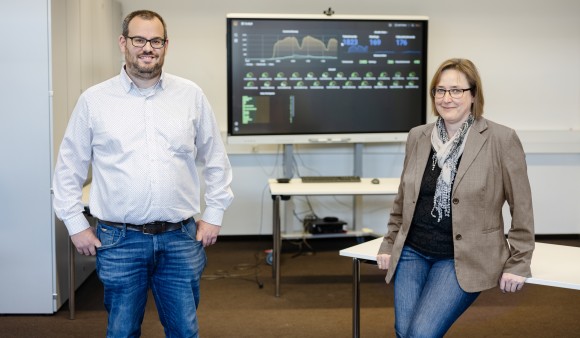 Sebastian Fischer and Christina Baumgartl of the city of Ulm in front of the monitoring screen
