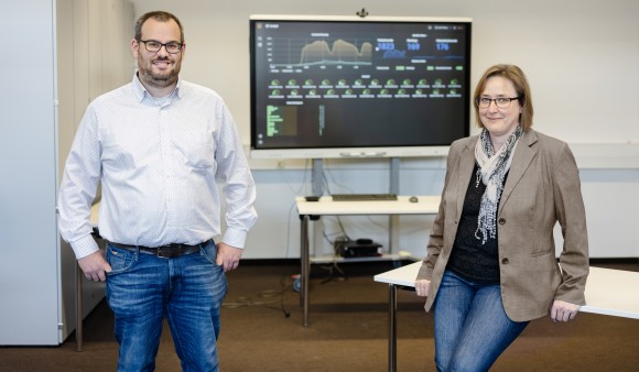 Sebastian Fischer und Christina Baumgartl von der Stadt Ulm vor dem Monitoring Screen