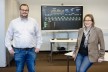 Sebastian Fischer und Christina Baumgartl von der Stadt Ulm vor dem Monitoring Screen