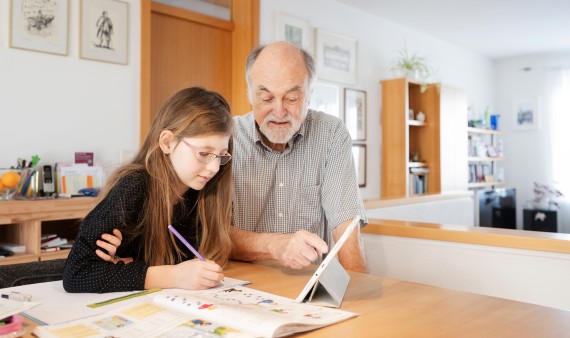 Schülerin Siri Eichhorn beim Homeschooling während des Corona Lockdown in Ulm