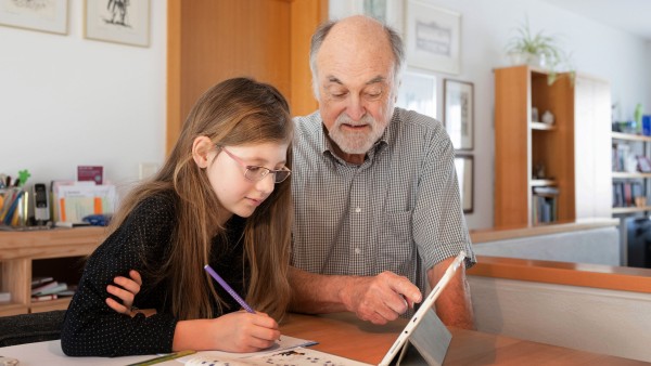 Schülerin Siri Eichhorn beim Homeschooling während des Corona Lockdown in Ulm