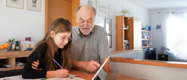 Schülerin Siri Eichhorn beim Homeschooling während des Corona Lockdown in Ulm