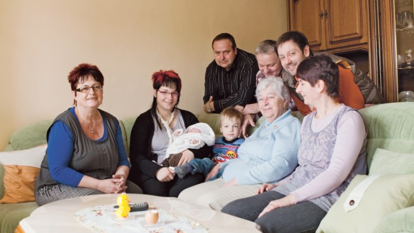 Familie Barth in ihrem Wohnzimmer