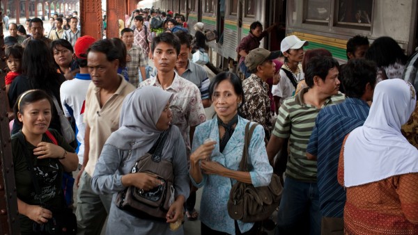 Menschenmenge an einer Bahnhaltestelle in Indonesien