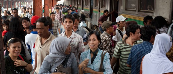 Menschenmenge an einer Bahnhaltestelle in Indonesien